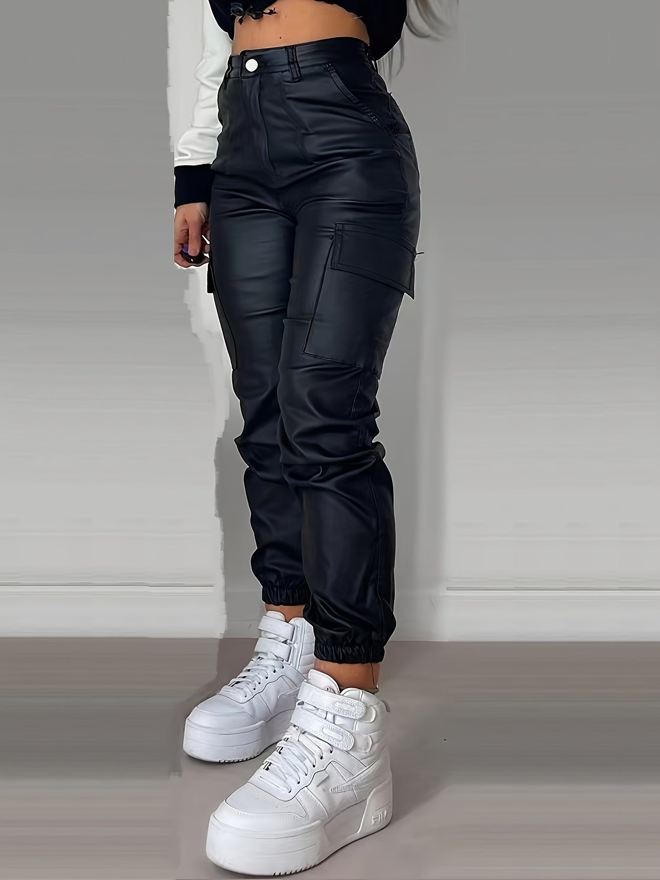 Iverine | Cargo Jogger Broek met hoge taille en gecoate zakken met flappen aan de zijkanten