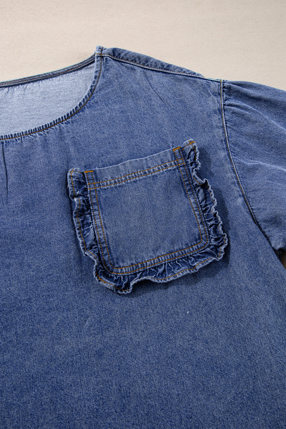 Nevaeh | Elegante gerafelde denim blouse met gepatchte zakken