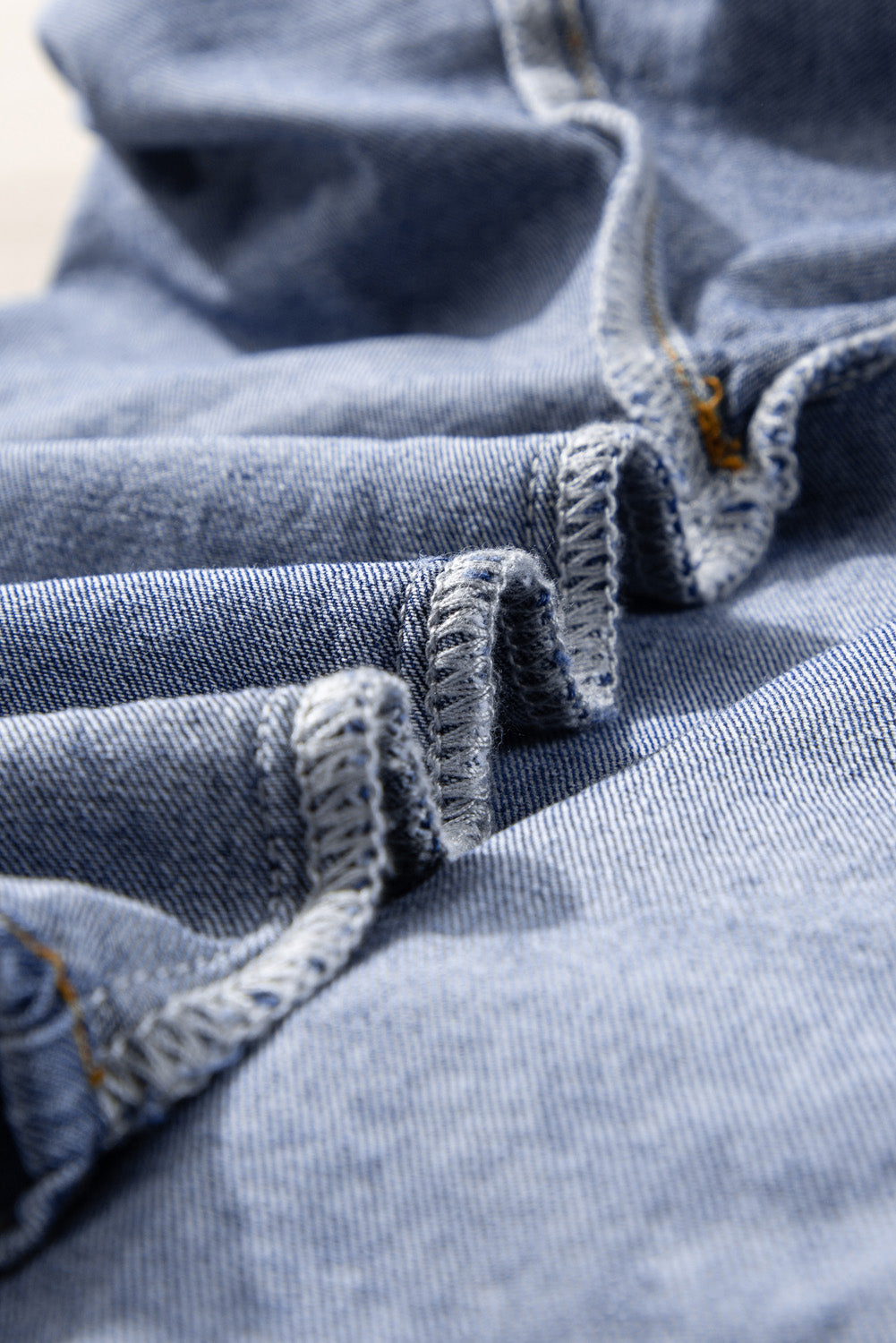 Nevaeh | Elegante gerafelde denim blouse met gepatchte zakken