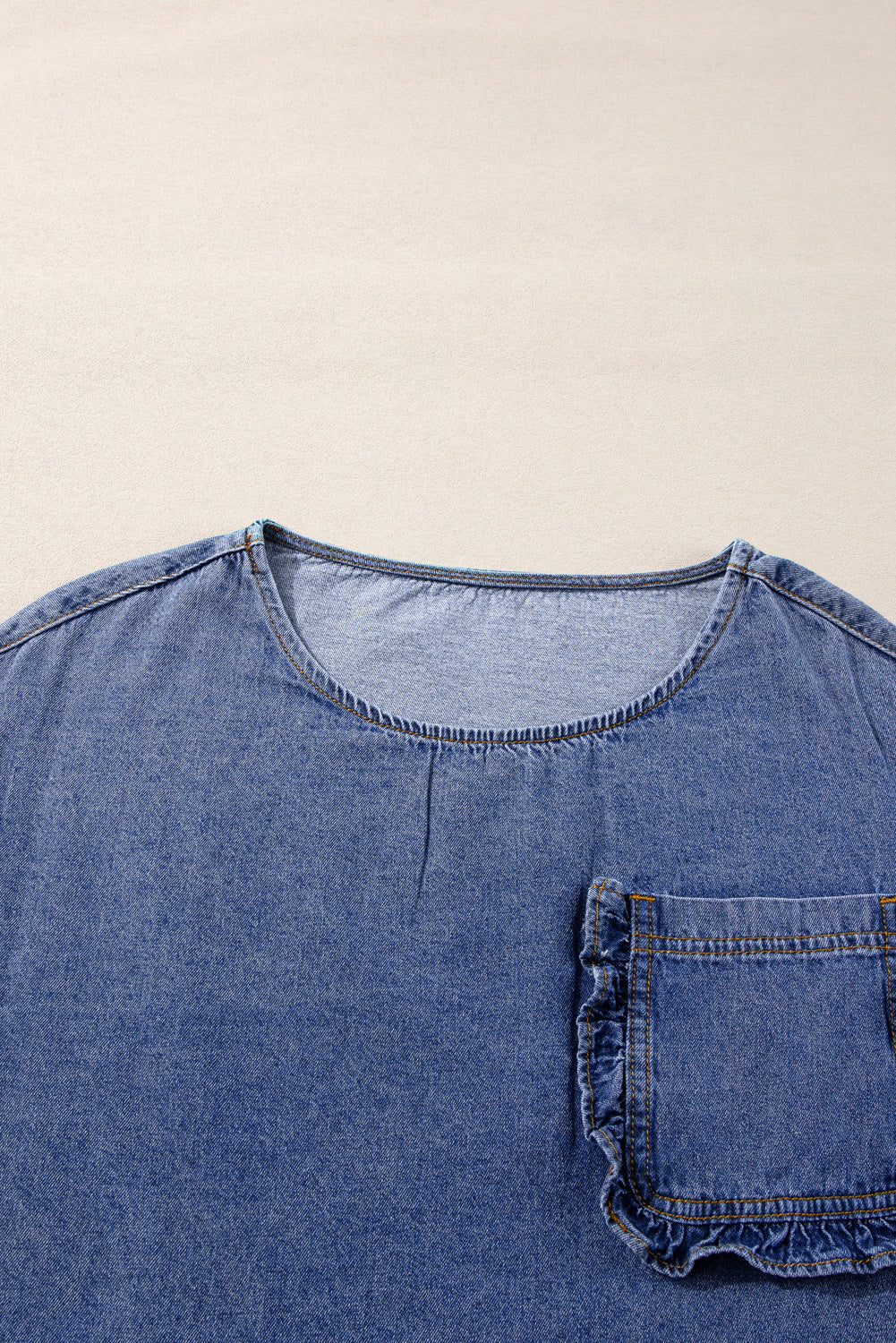 Nevaeh | Elegante gerafelde denim blouse met gepatchte zakken