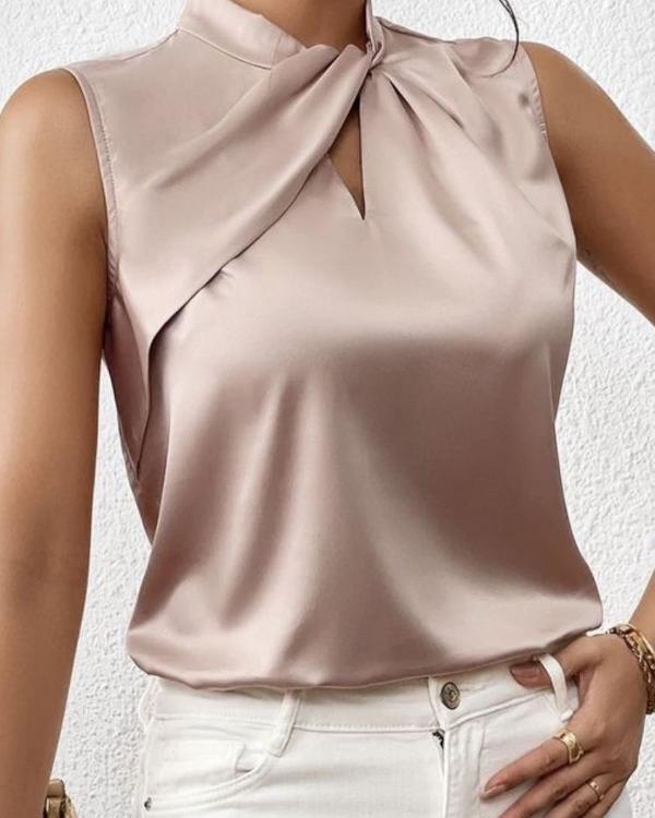 Lyra - Elegante Satijnen Mouwloze Blouse met Gedraaide Hals